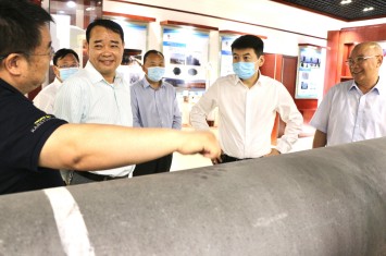 河南省委常委、副省長費東斌深入西保集團總部園區(qū)走訪調(diào)研