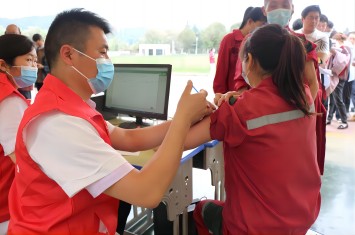 我為防疫筑長城！西保集團總部園區(qū)集體接種“第1劑”新冠疫苗