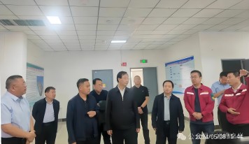 【新聞】自治區(qū)副主席包獻華蒞臨旭峰公司考察指導工作